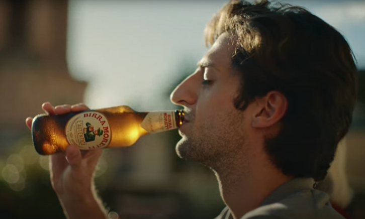 Man drinkt Birra Moretti uit de fles